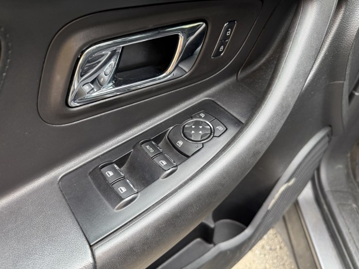 2015-ford-taurus-awd-sedan-image-26