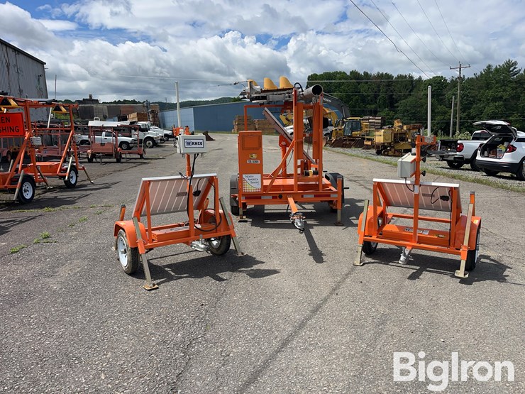 2014-north-america-traffic-ptl2.4x-portable-traffic-light-image-2
