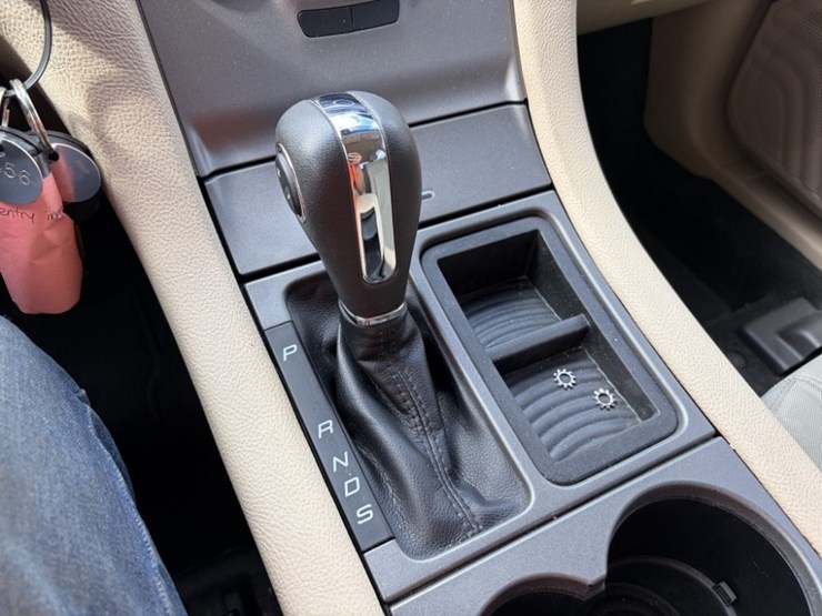2016-ford-taurus-sedan-image-31