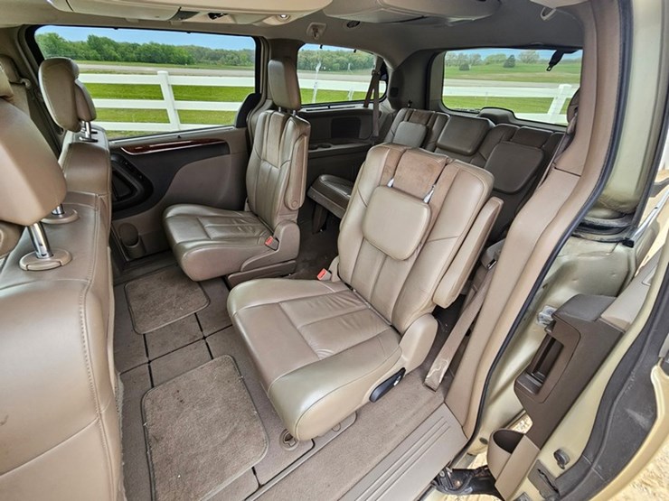 2011-chrysler-town-&-country-image-9
