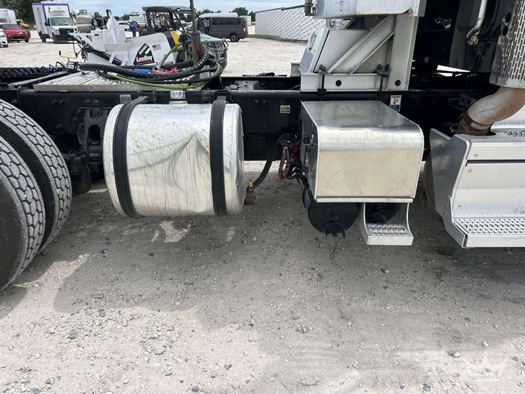 2019-peterbilt-579-image-35