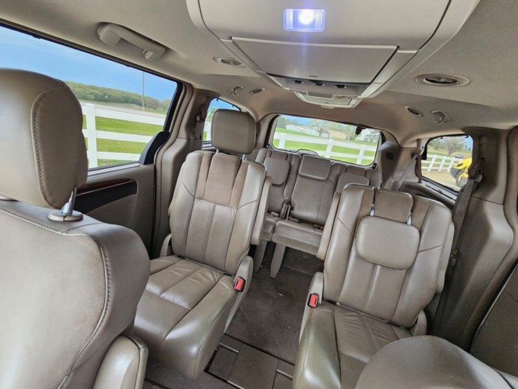2011-chrysler-town-&-country-image-41