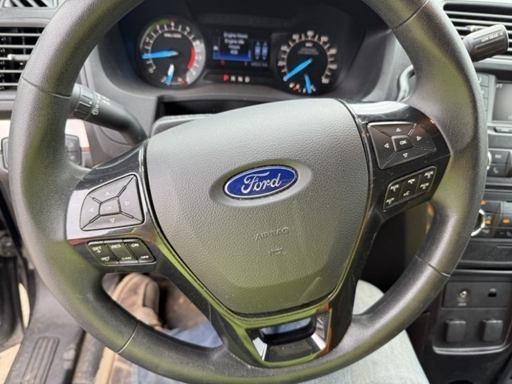 2017-ford-explorer-image-32