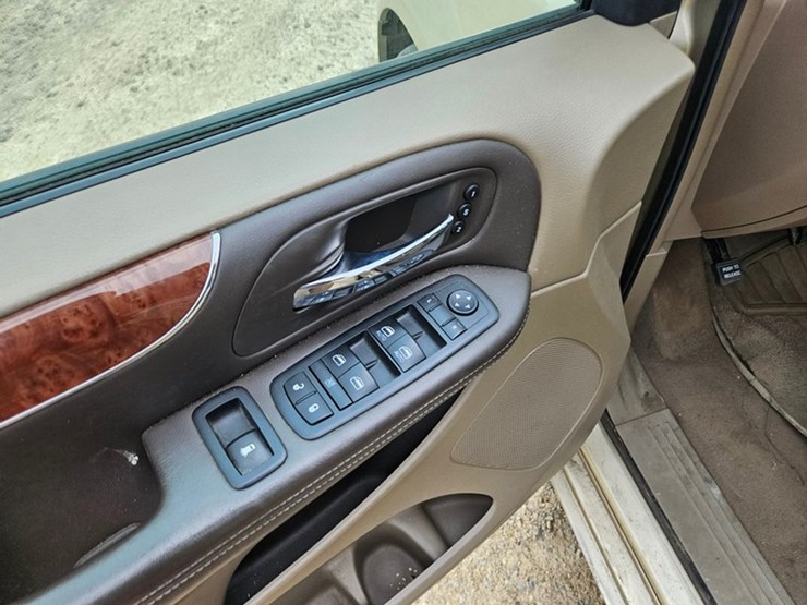2011-chrysler-town-&-country-image-26