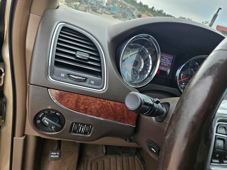 2011-chrysler-town-&-country-image-28