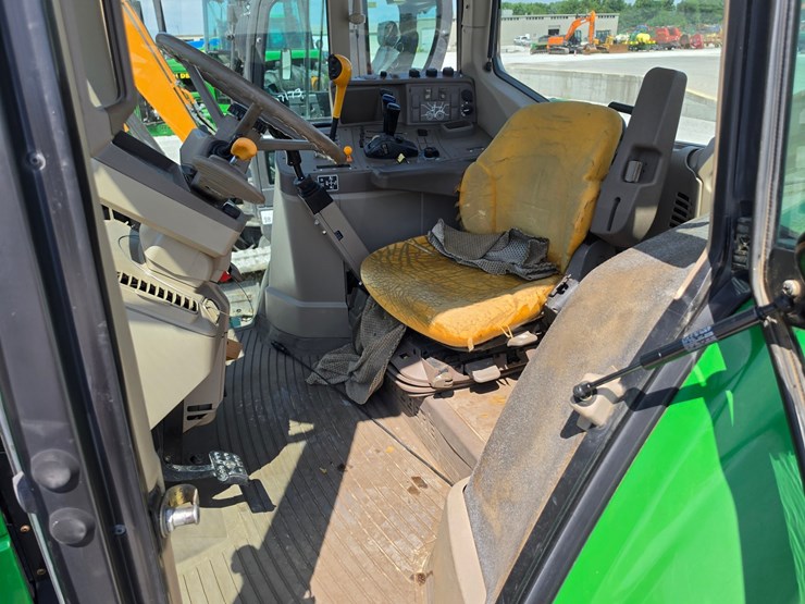 2013-john-deere-6125m-image-10