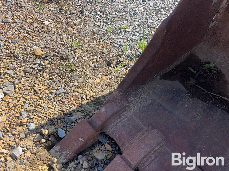 geith-23"-backhoe-bucket-image-9