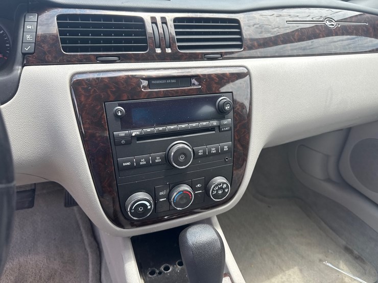 #38-•-2014-chevy-impala-image-35