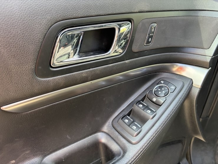 2017-ford-explorer-image-28