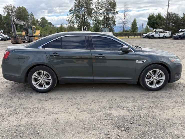 2016-ford-taurus-sedan-image-3