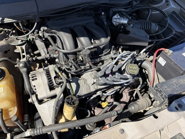 2005-ford-taurus-se-sedan-image-11