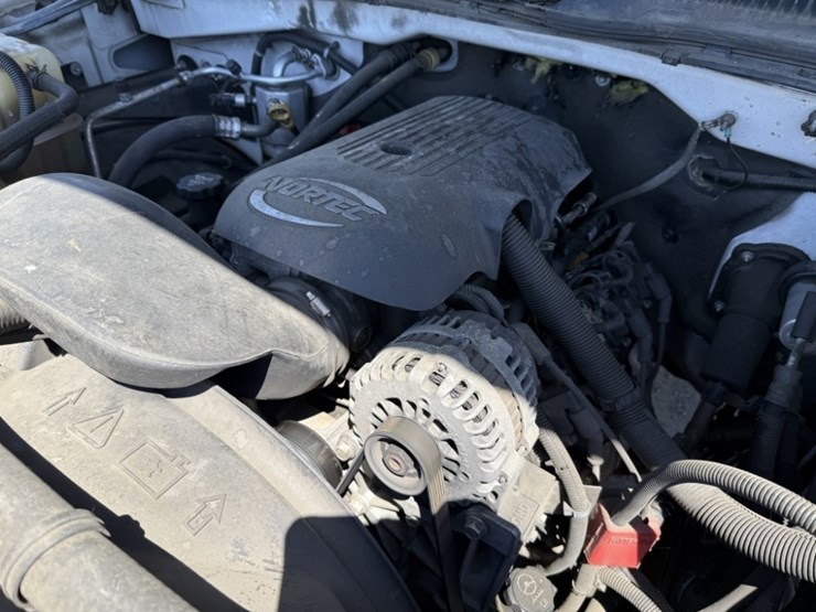 2005-chevrolet-silverado-2500-hd-pickup-image-12