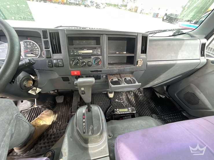 2015-isuzu-npr-image-18