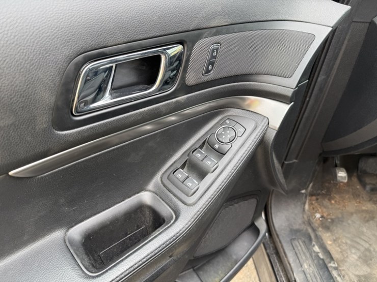 2017-ford-explorer-image-25
