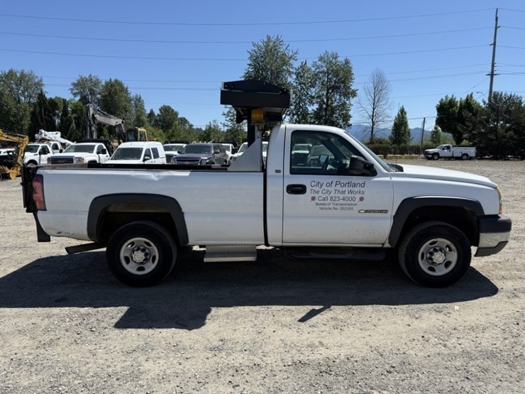 2005-chevrolet-silverado-2500-hd-pickup-image-3