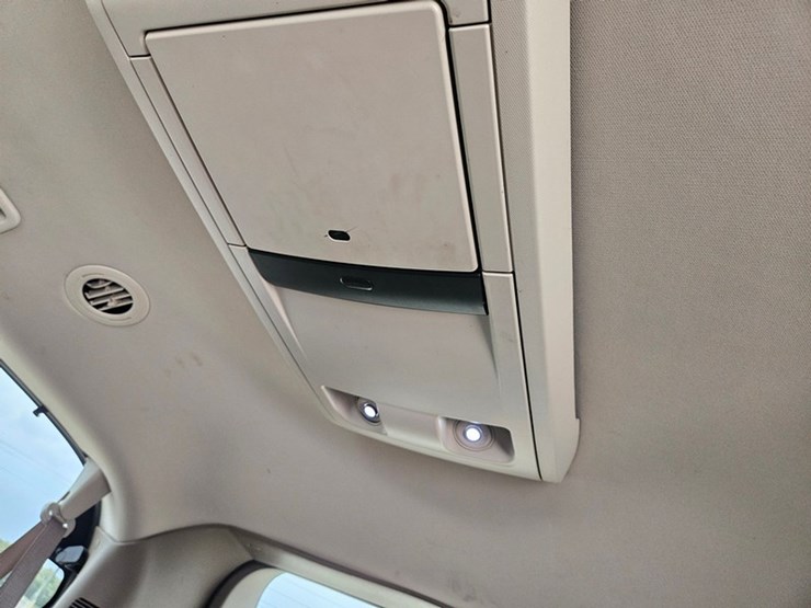 2011-chrysler-town-&-country-image-16
