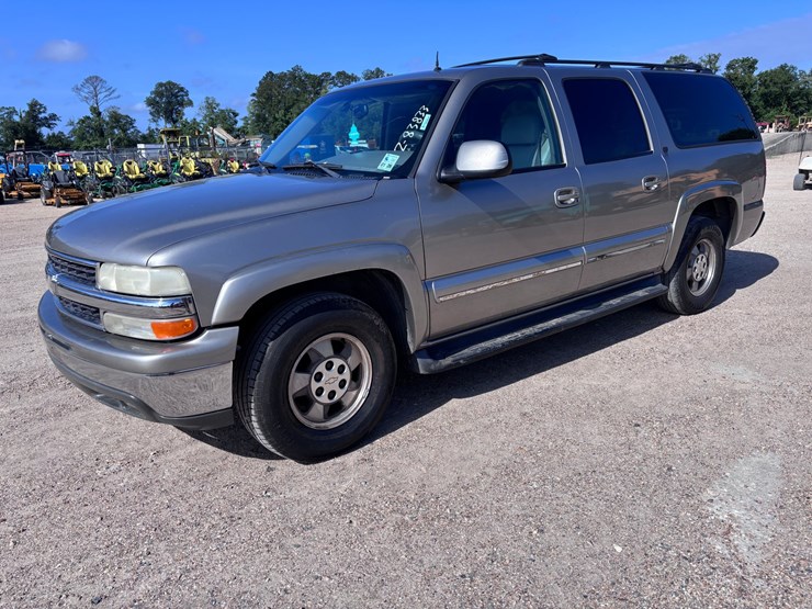 2002-chevrolet-suburban-image-1