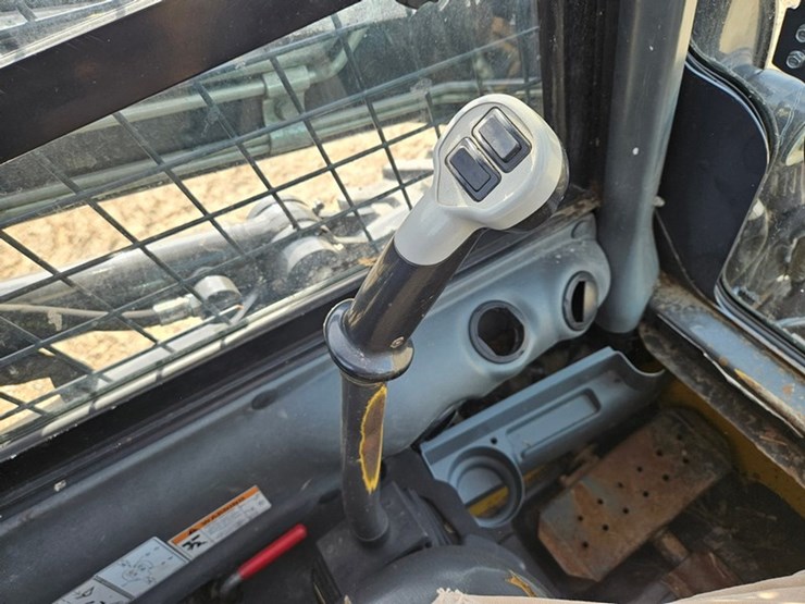 new-holland-l218-image-19
