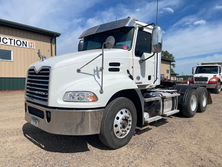 #1330-•-2012-mack-pinnacle-600-truck-tractor-(has-mn-title)-image-1