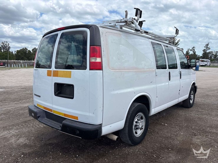 2017-chevrolet-express-2500-image-3