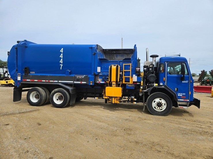 #5222-•-2015-peterbilt-garbage-truck-image-6