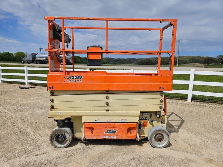 2015-jlg-2632es-image-2