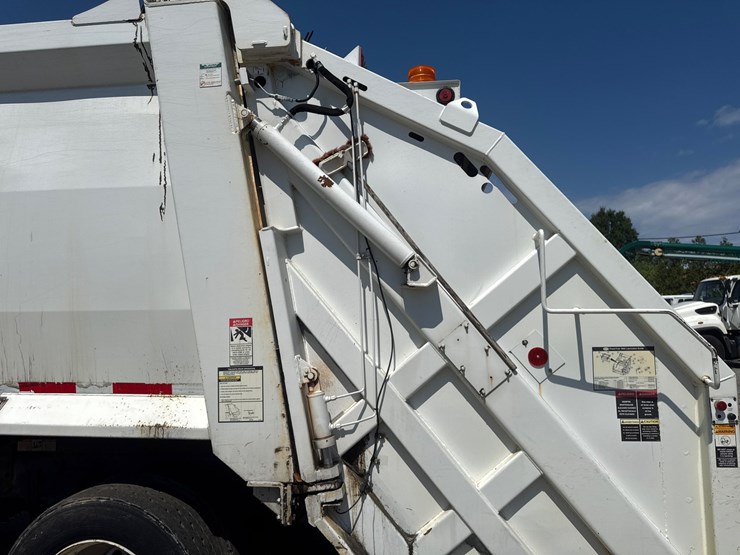 #9-•-2016-freightliner-heil-rear-load-garbage-truck-image-37