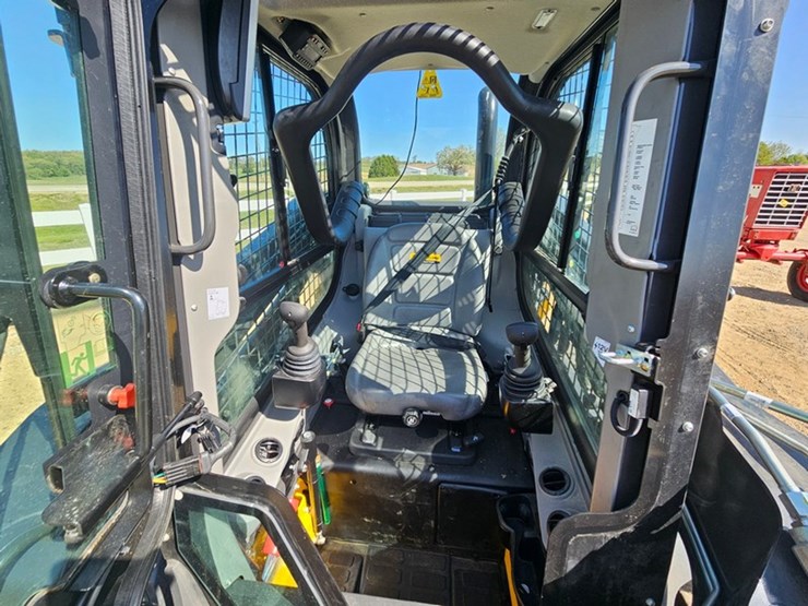 new-holland-l320-image-16