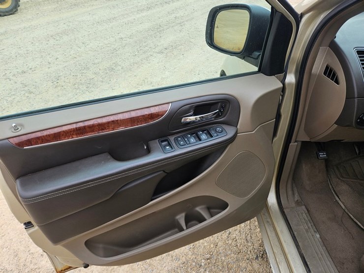 2011-chrysler-town-&-country-image-25