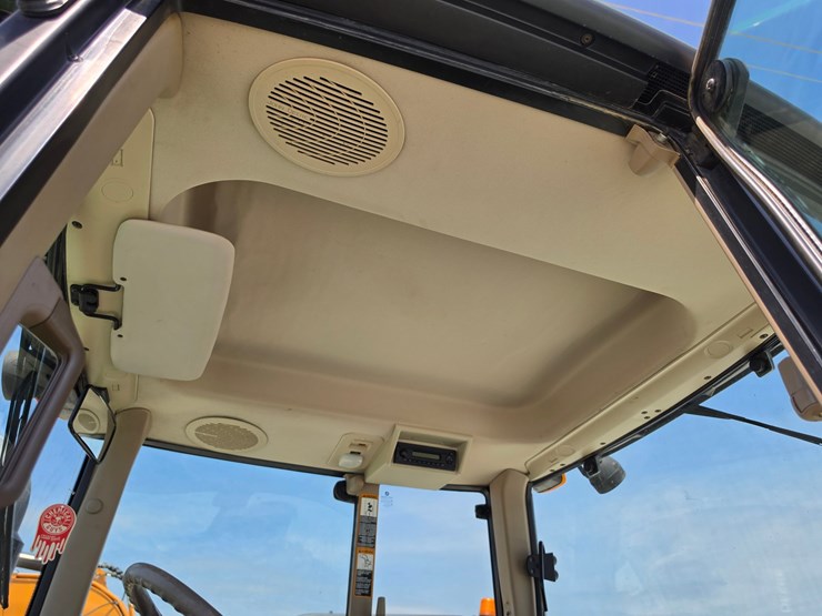 2013-john-deere-6125m-image-9