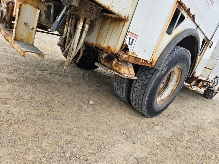 2005-international-durastar-4300-image-33