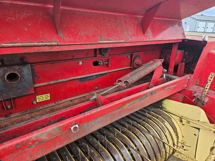 new-holland-320-image-17