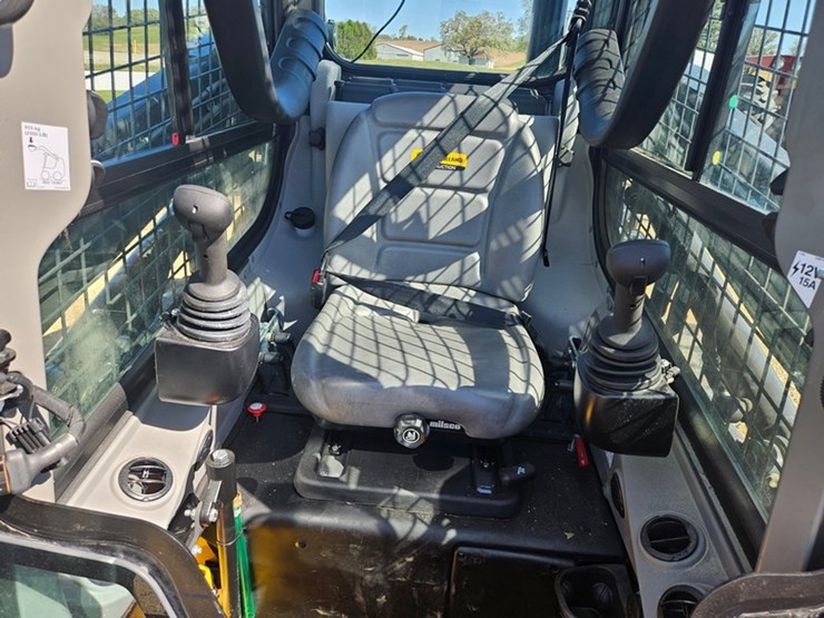 new-holland-l320-image-32