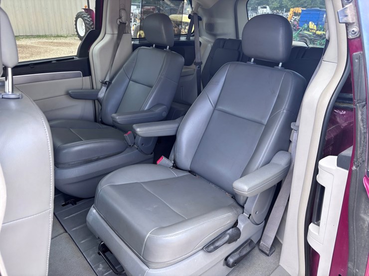 2012-volkswagen-routan-image-5