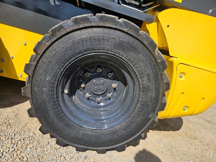 new-holland-l320-image-34