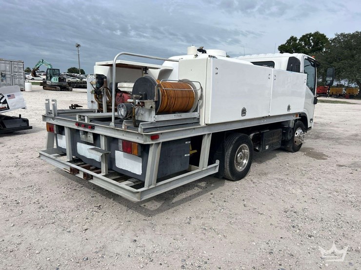 2015-isuzu-npr-image-3