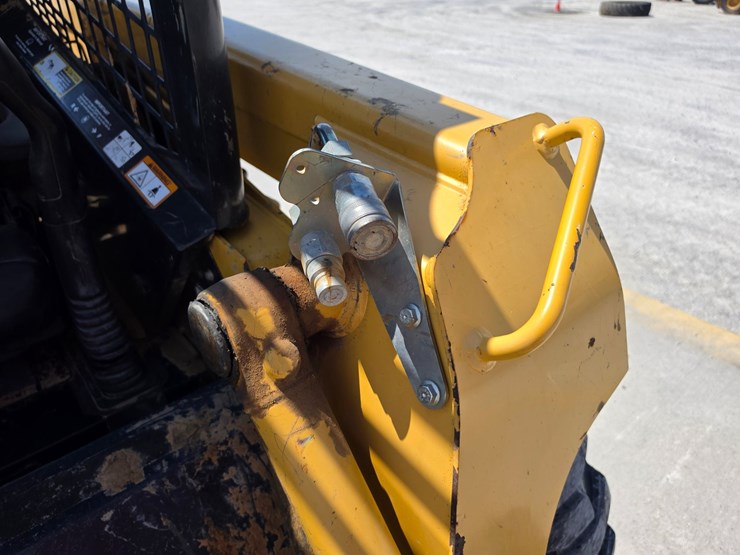 2007-deere-320d-image-6