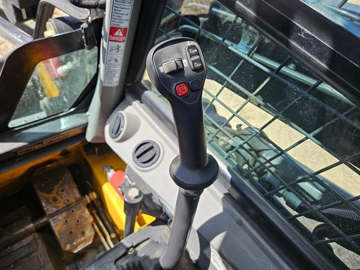 2021-new-holland-l318-image-24