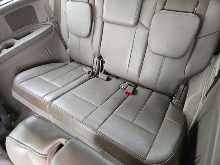 2011-chrysler-town-&-country-image-18