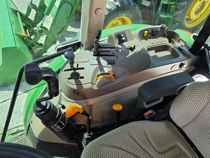 2023-john-deere-5067e-image-15