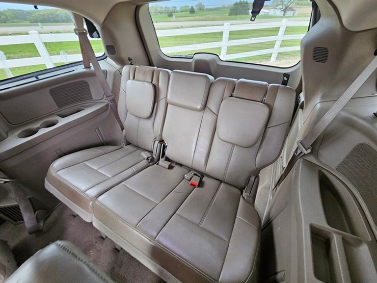 2011-chrysler-town-&-country-image-10