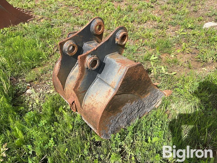 case-new-holland-24”-backhoe-bucket-image-5
