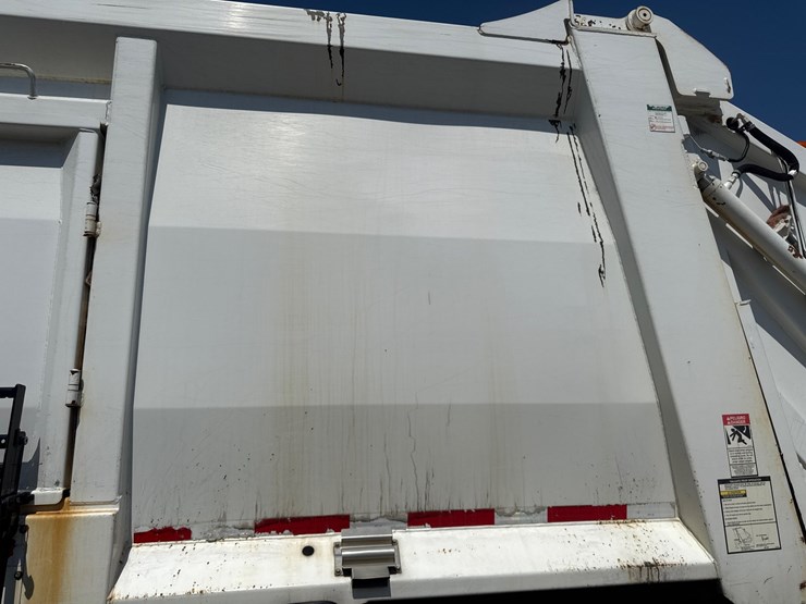 #9-•-2016-freightliner-heil-rear-load-garbage-truck-image-34