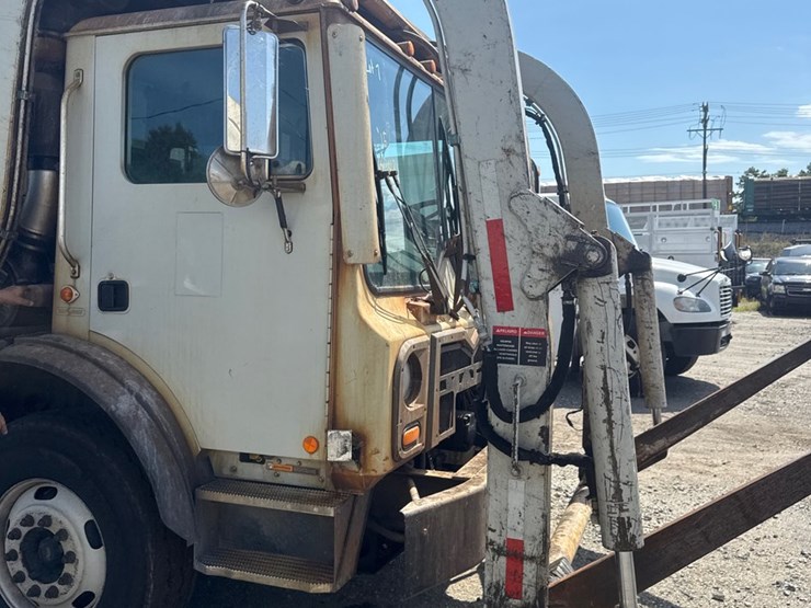 #7-•-2015-mack-heil-front-loader-image-45