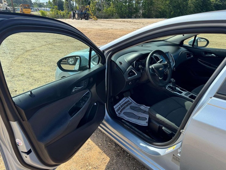2018-chevrolet-cruze-ls-4-door-sedan-(73,376-miles)-image-9
