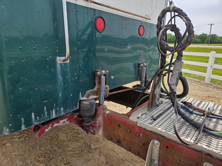 2006-peterbilt-379-image-32