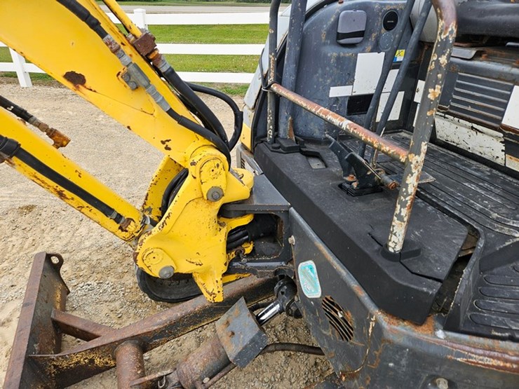 new-holland-e35sr-image-16
