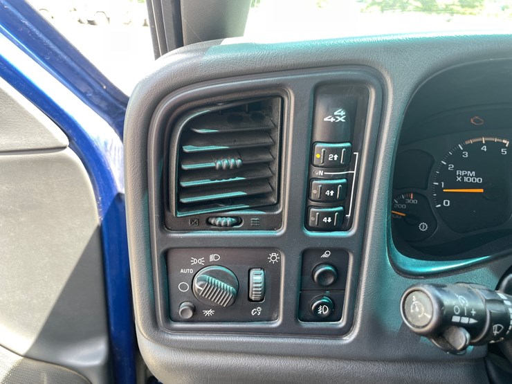2004-chevrolet-silverado-3500-image-17