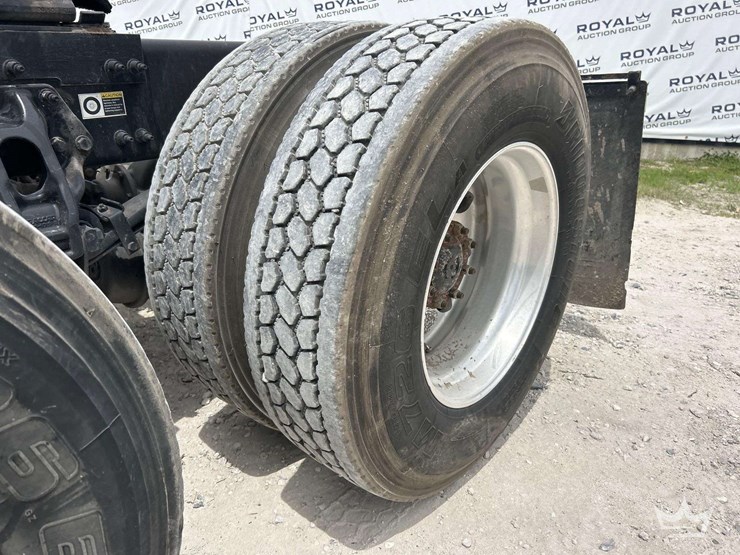 2018-peterbilt-579-image-40
