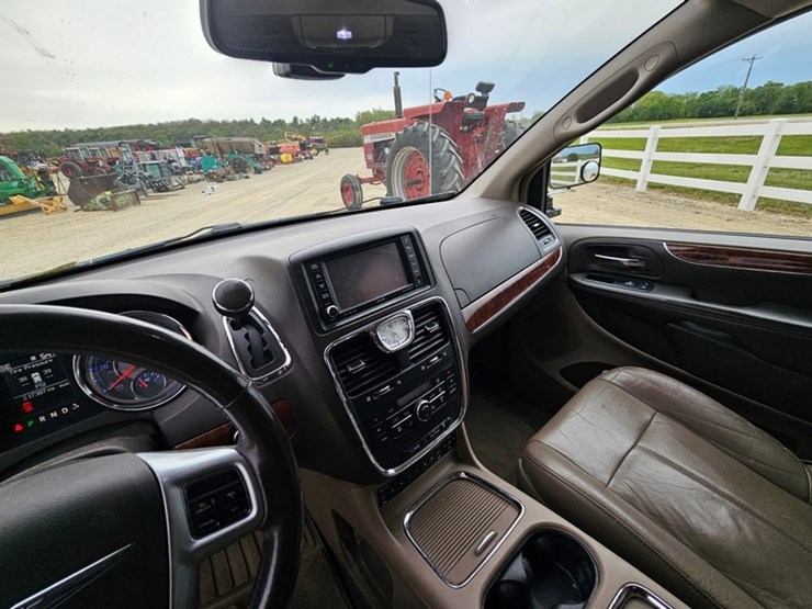 2011-chrysler-town-&-country-image-38